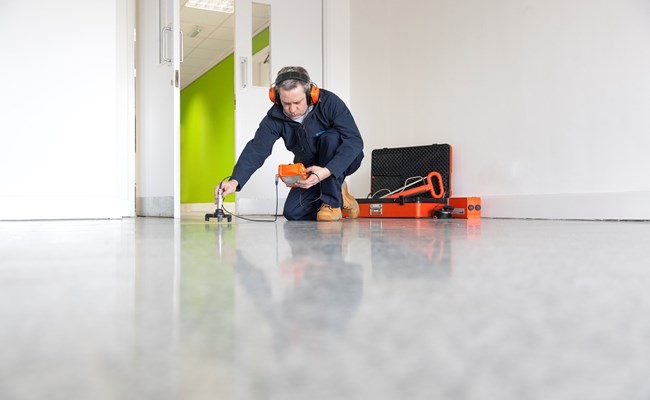 Leckageortung. Mit bloßem Auge ist eine Leckage unter Umständen nicht zu erkennen, denn sie könnte beispielsweise in einem Rohr, im Dach, in der Heizungsanlage oder im Swimming-Pool auftreten.